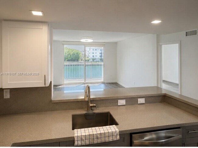 Foto del edificio - 4000 NE 170th St