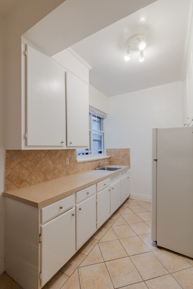 Building Photo - 6210 Chemin Deacon