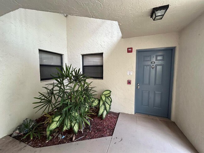 Foto del edificio - 1525 Lake Crystal Dr