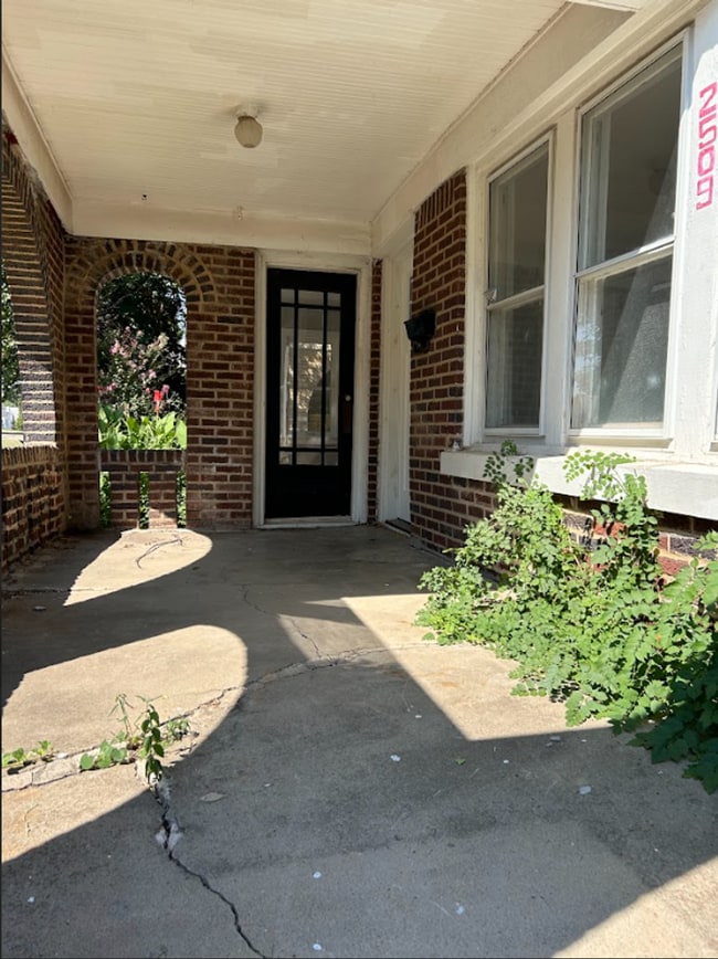 Building Photo - LOCATION LOCATION LOCATION! DEPOSIT SPECIAL!!