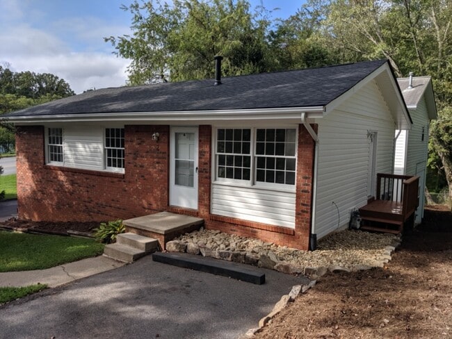 Building Photo - 2 Evelake Dr