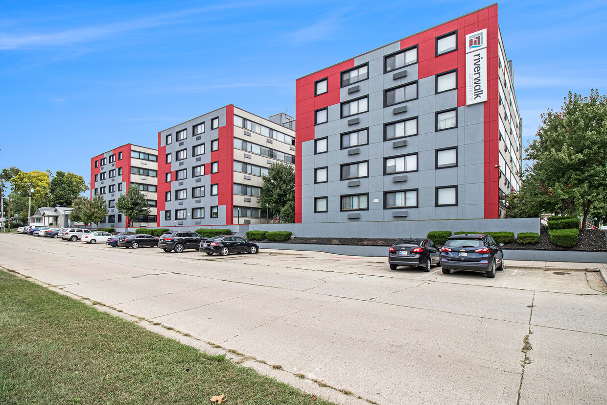 Primary Photo - Riverwalk Commons- Student Housing