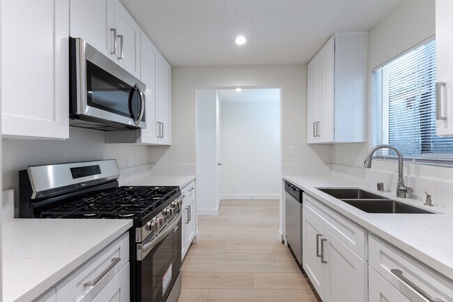 Foto del edificio - ? Spacious 2 Bed, 2 Bath in Prime Glendale...