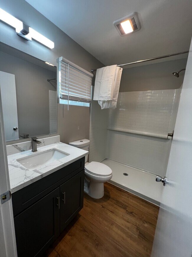 Foto del edificio - 4 bed 4 bath home - with personal AC in ea...