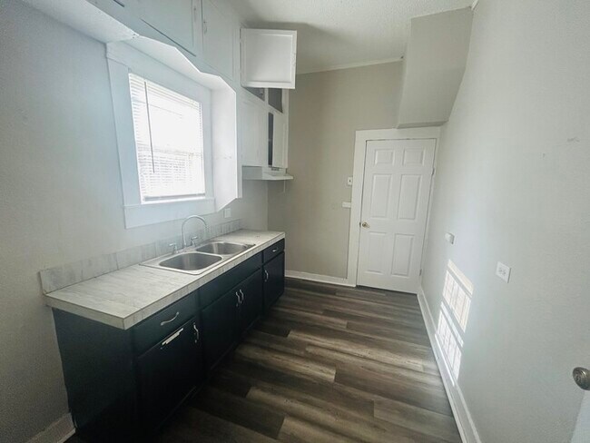 Building Photo - Nice, renovated 3/2 house ready to move in