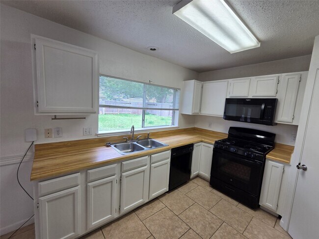 Building Photo - 12318 Fetlock Dr
