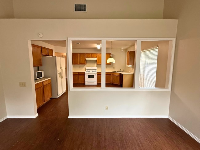 Building Photo - 1606 Kingsbridge