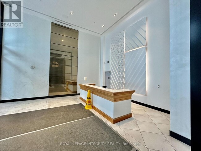 Building Photo - 255 Bay St