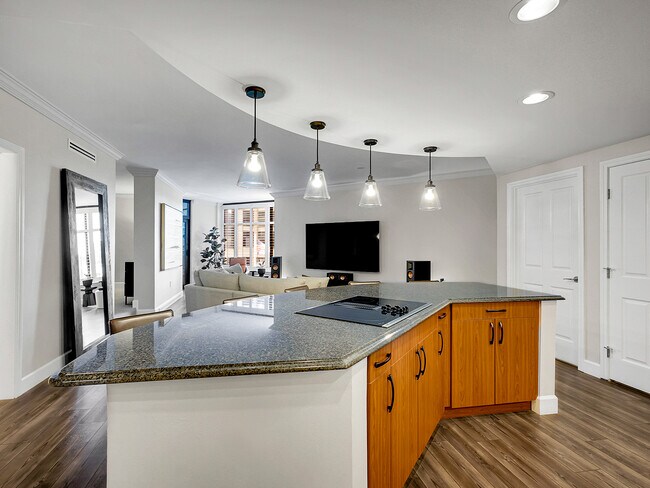 Foto del edificio - 8100 E Union Ave