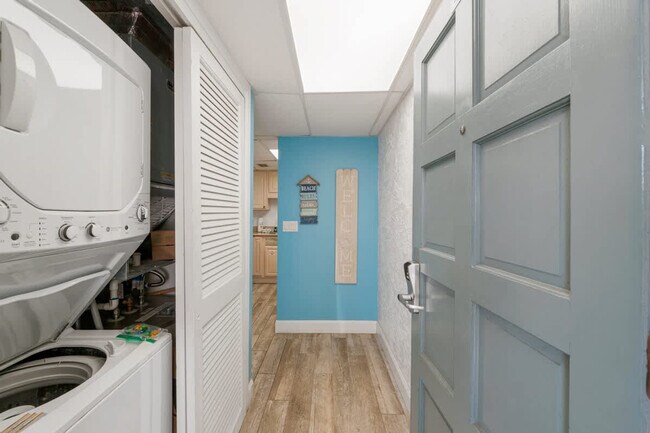 Foto del edificio - 8727 Thomas Dr