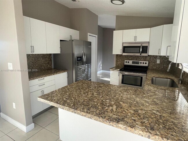 Building Photo - 17900 SW 154th Ct