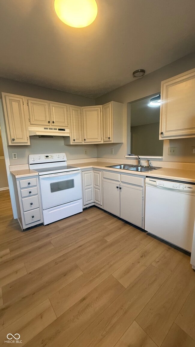 Building Photo - 14610 Village Park E Dr