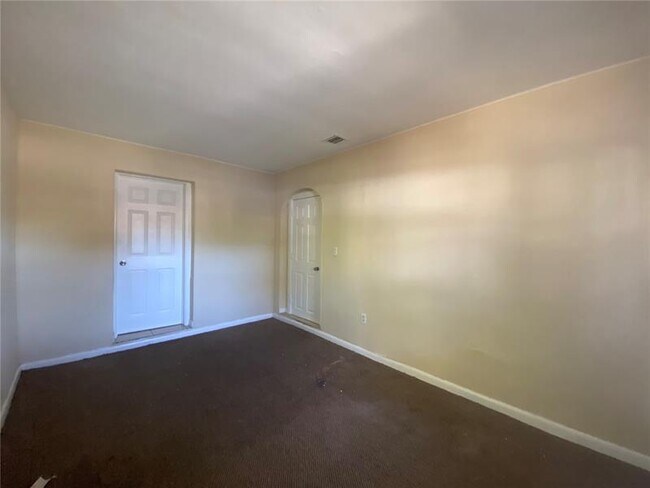 Building Photo - 2010 NW 30th Ave