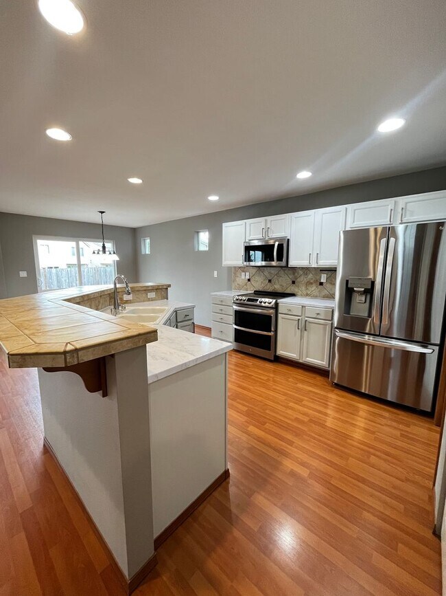 Building Photo - Beautiful 3 bedroom, 2.5 bath House in Puy...