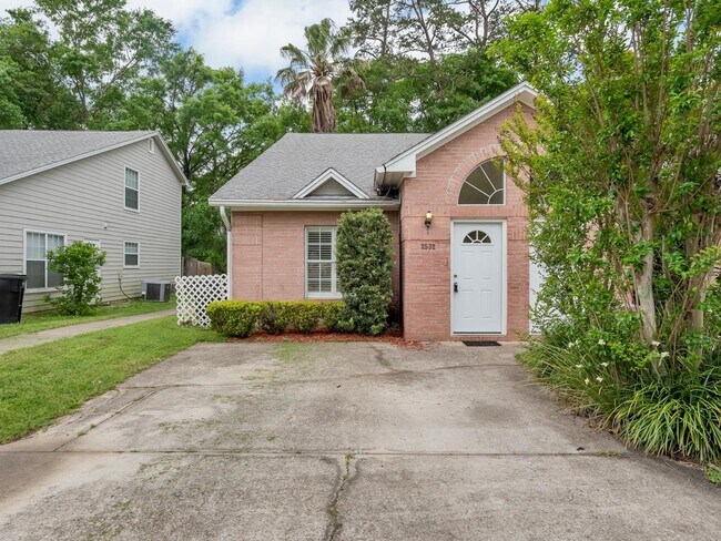 Foto del edificio - 2532 Golden Park Ln