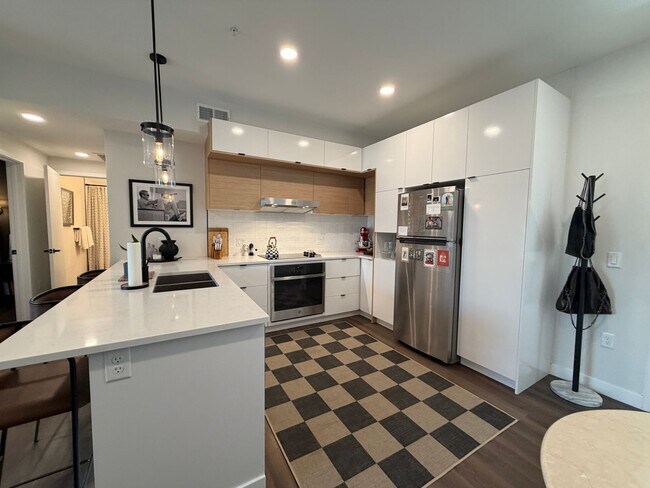 Foto del edificio - Top-Floor Corner Condo with Downtown Views — Stylish, Pristine, and Steps From Everything