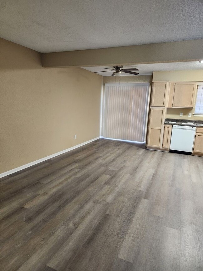 Foto del edificio - Nice 2 bedroom 2 1/2 bath Town house