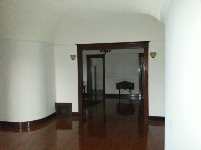 De sala de estar a comedor - 218 1/2 N Kenmore Ave