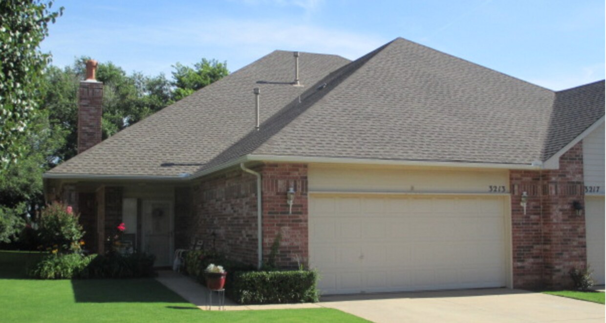 Building Photo - Gated Duplex in Southeast Edmond!