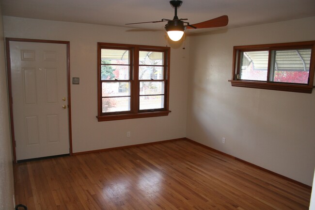 Living Room - 831 ERSKINE AVE