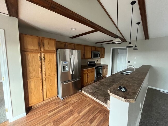 Building Photo - Large 4 Bed / 3 Bath House in Residential ...