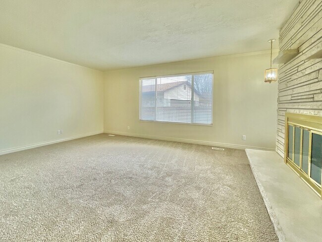 Foto del edificio - Spacious and Updated 4-Bedroom – Landscaping Included!