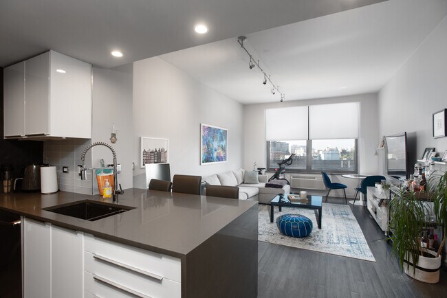 Foto del edificio - 102 Christopher Columbus Dr