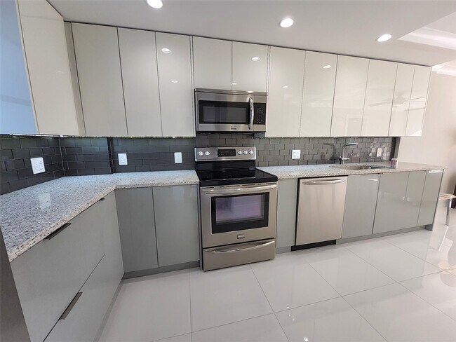 Building Photo - 112 Royal Pk Dr