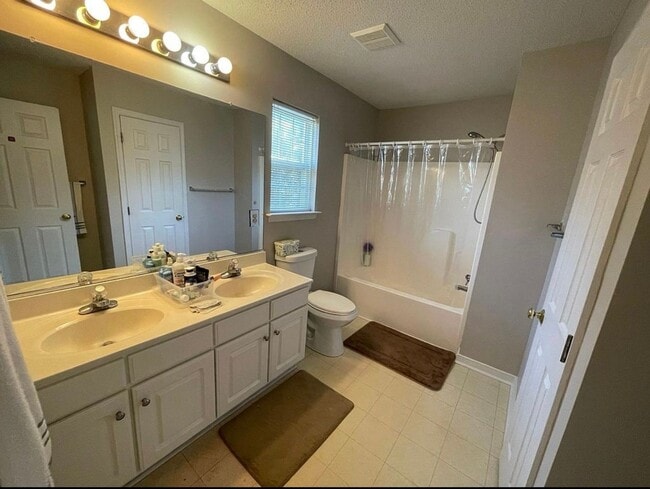 Foto del edificio - Beautiful two story home in the Ashbrook C...