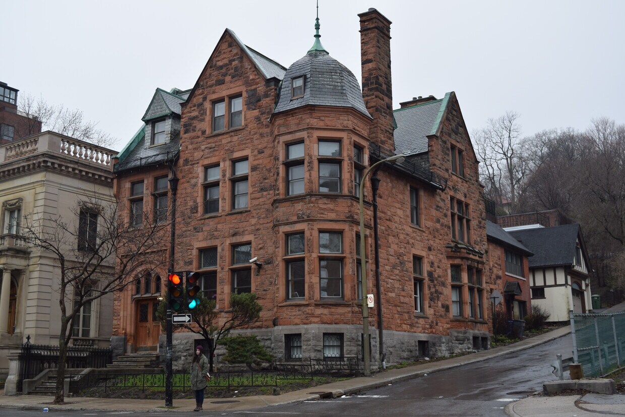 Victorian Breownstone - 1501 Av Du Docteur-Penfield
