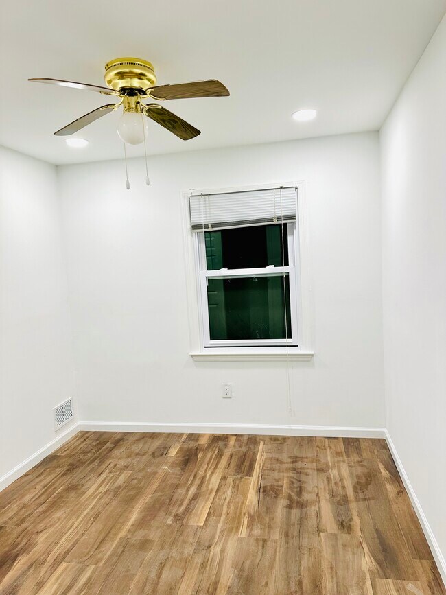 Building Photo - 60 Buttonwood Dr