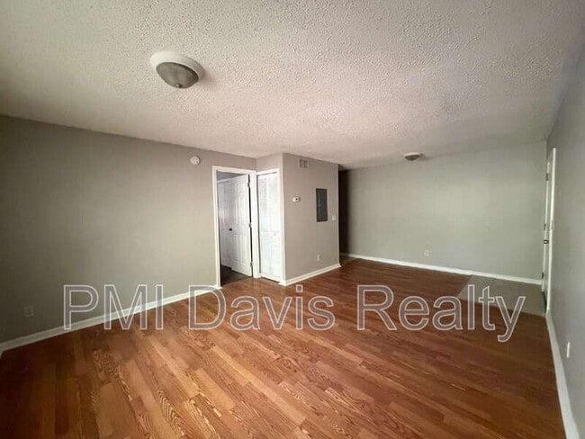 Building Photo - 1845 Lindberg Dr