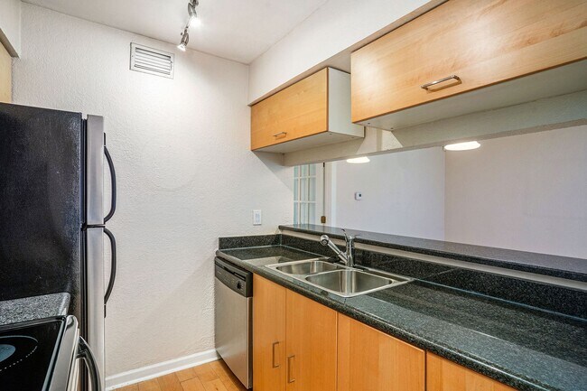Foto del edificio - Charming 1-Bedroom Condo Near Uptown Dallas