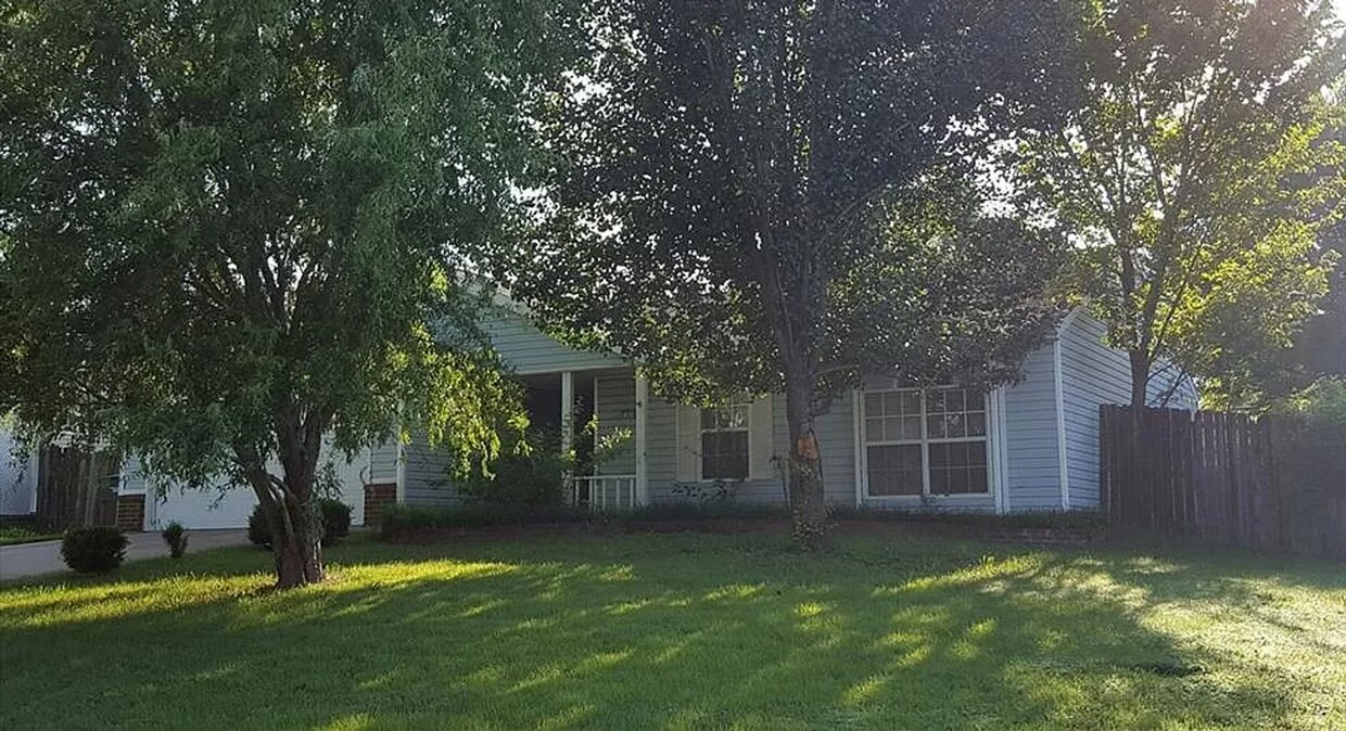 Photo - 1474 Timberline Drive, Fayetteville, AR - Beautiful 3 Bedroom/2 Bathroom Home - ASK ABOUT OUR CASHLE