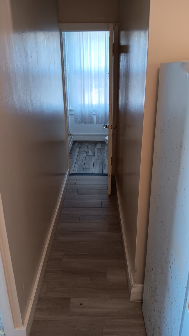 Pasillo que conduce al baño. - 7 Dubois St