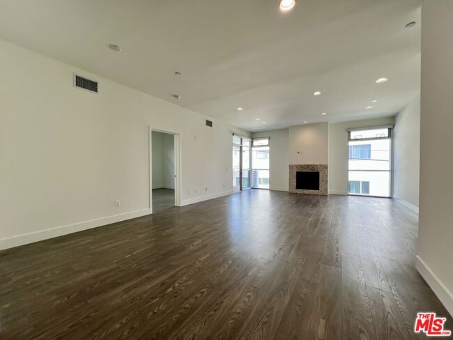 Building Photo - 1232 Kings Rd