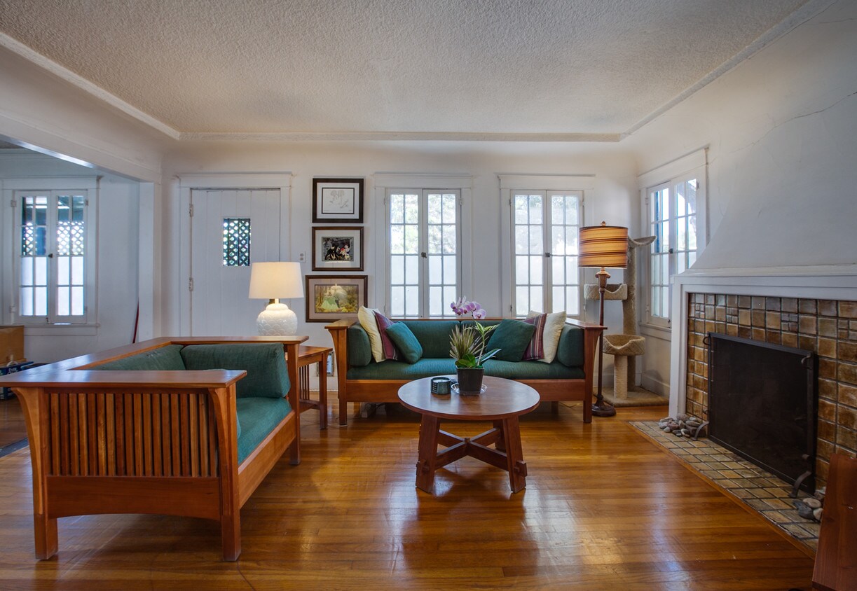 Primary Photo - 706 N McCadden Pl