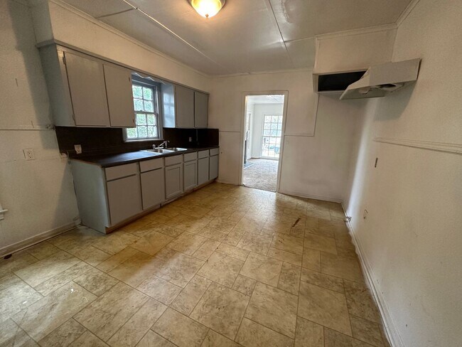 Building Photo - Remodeled 2 Bedroom Home