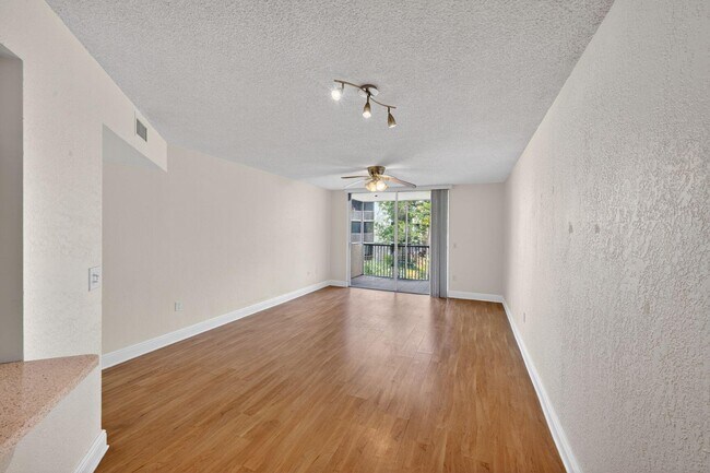 Foto del edificio - 8353 Lake Dr