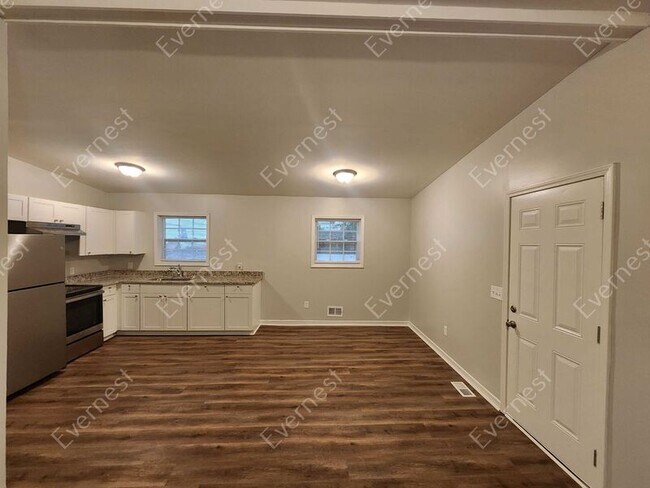 Building Photo - 3024 Pasadena Dr