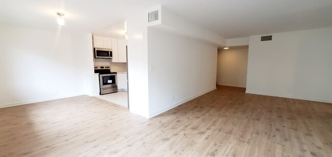 Building Photo - 2332 S Bentley Ave