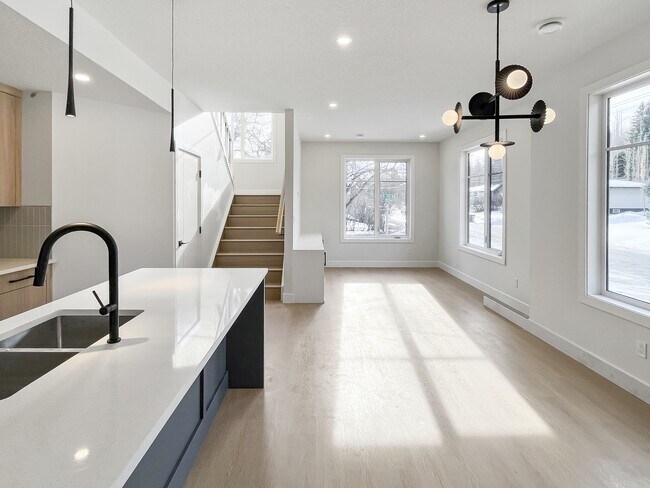 Photo du bâtiment - 8604-8685 85 St NW