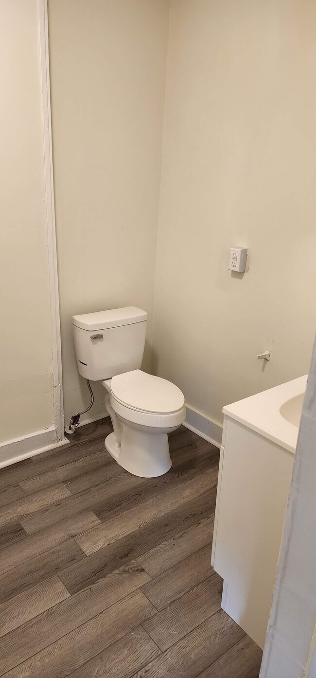 Baño de abajo - 714 Halifax St