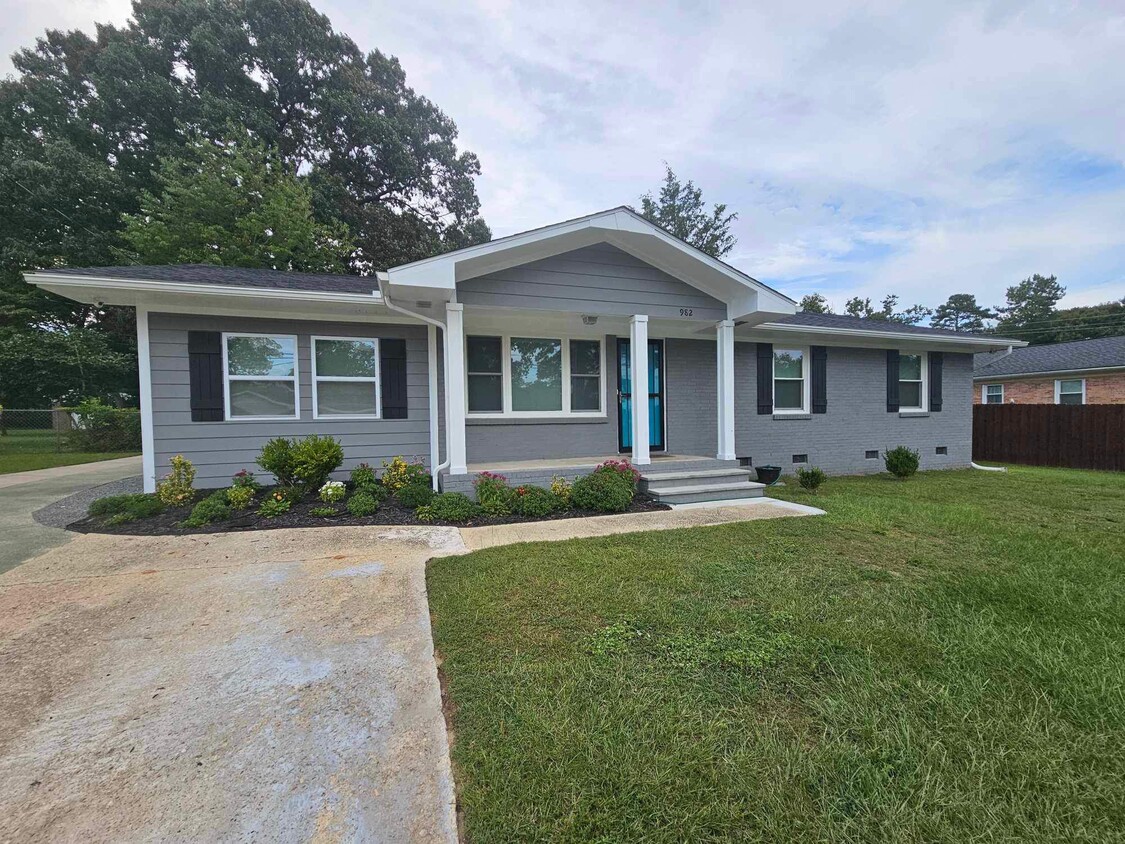 Primary Photo - 982 Wayside Rd
