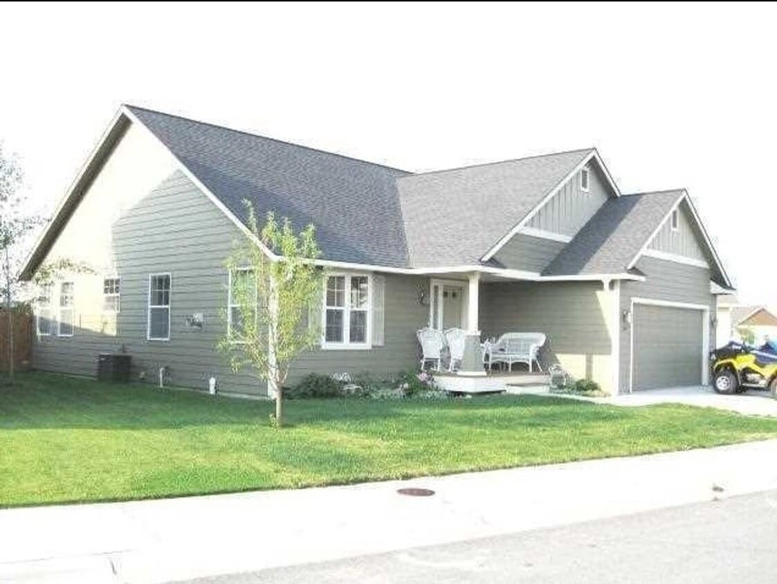 Foto principal - Beautiful 3 Bed, 2 Bath Home in a Fantastic Location!