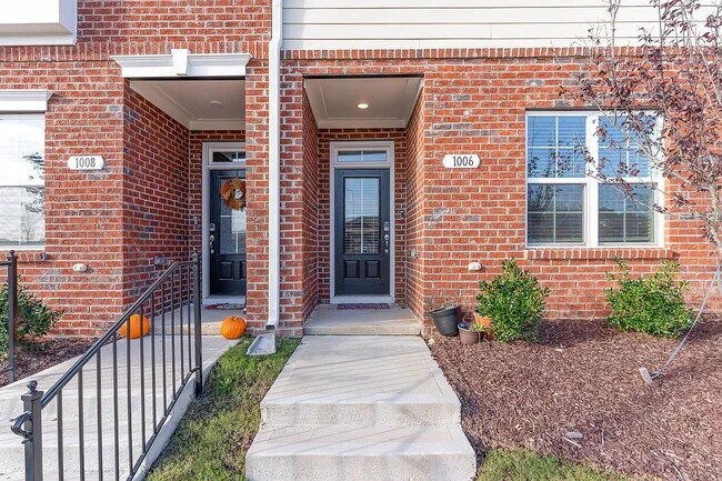 puerta principal - 1006 Gateway Commons Cir