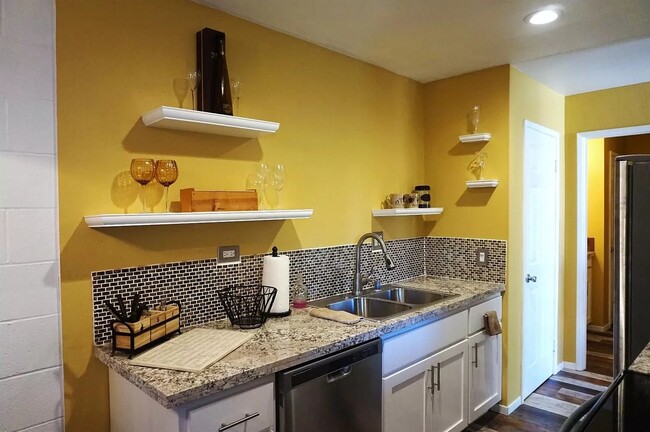 Kitchen - 888 Woodside Ln E