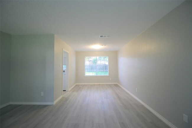 Foto del edificio - 3323 Hidden Creek Dr