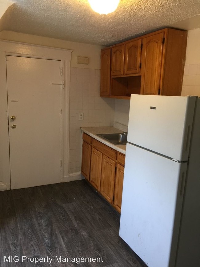 Building Photo - 1 br, 1 bath Apartment - 18 Halsted Place
