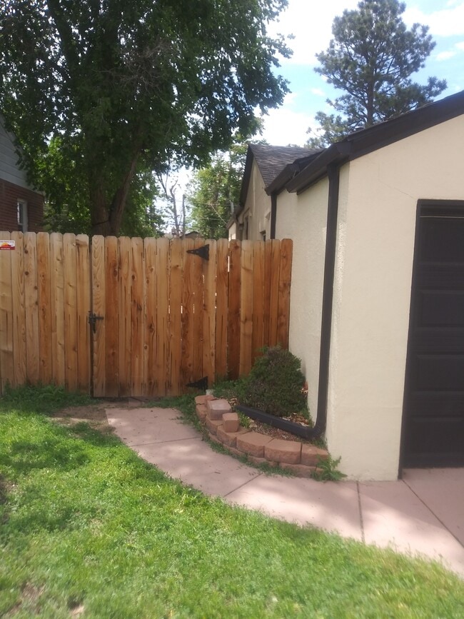 Building Photo - 421 S Bryant St